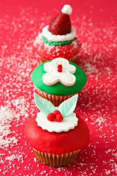 Cupcake di Natale su sfondo rosso — Foto Stock