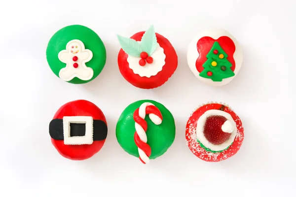 Cupcake di Natale isolati su sfondo bianco — Foto Stock