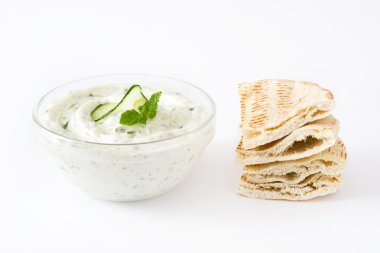 Beyaz arka plan üzerinde izole Tzatziki sos ve pide ekmek