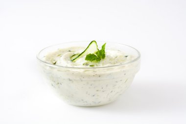 Tzatziki sos ve izole üzerinde beyaz arka plan