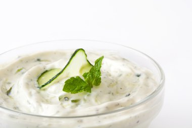 Beyaz arka plan üzerinde izole Tzatziki sos ve pide ekmek