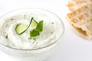 Beyaz arka plan üzerinde izole Tzatziki sos ve pide ekmek