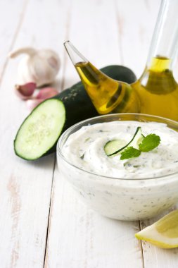 Cacık ve malzemelerin üzerine ahşap arka plan beyaz