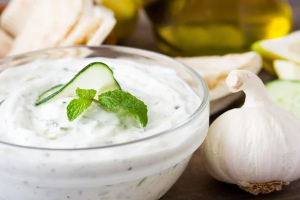 Tzatziki em tigela e ingredientes — Fotografia de Stock