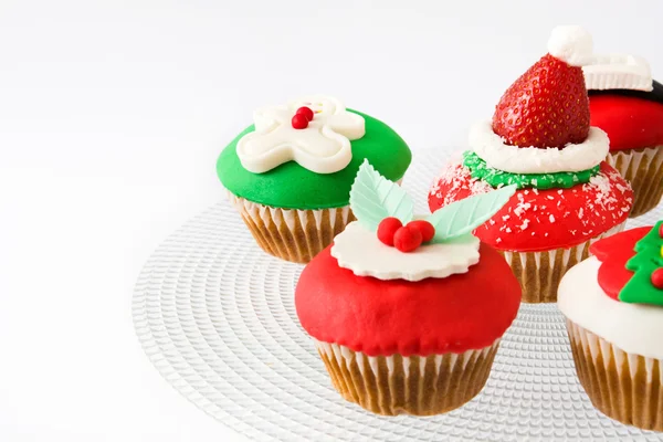 Cupcakes de Natal isolado no fundo branco — Fotografia de Stock