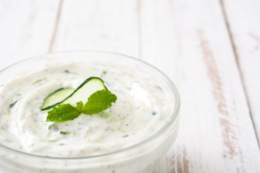 Beyaz ahşap masa üzerinde kase cacık