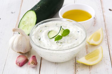 Beyaz ahşap masa üzerinde kase cacık