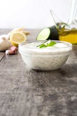 Tzatziki sos kase bir rustik ahşap tablo