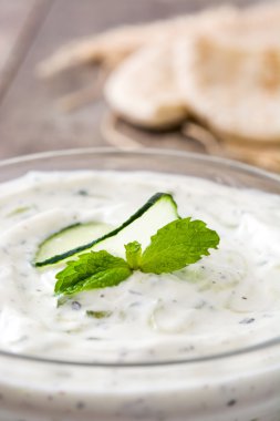 Rustik ahşap masa ıslak zeminde Tzatziki sos