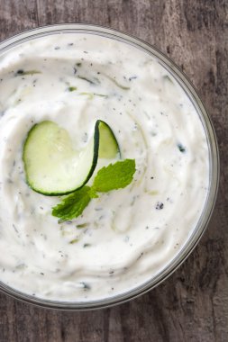 Tzatziki sos kase bir rustik ahşap tablo