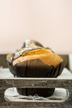 Rustik bir tepsi üzerinde lezzetli muffins