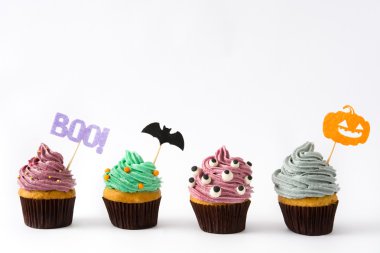 Beyaz arka plan üzerinde izole Cadılar Bayramı cupcakes çeşitli