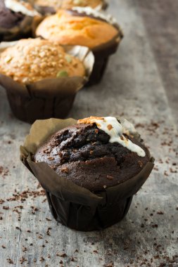 Muffins rustik ahşap bir masa üzerinde çeşitli