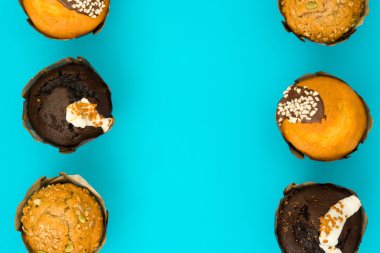 Muffins mavi arka plan üzerinde çeşitli