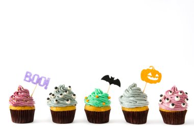 Beyaz arka plan üzerinde izole Cadılar Bayramı cupcakes