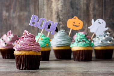 Cadılar Bayramı cupcakes rustik ahşap tablo