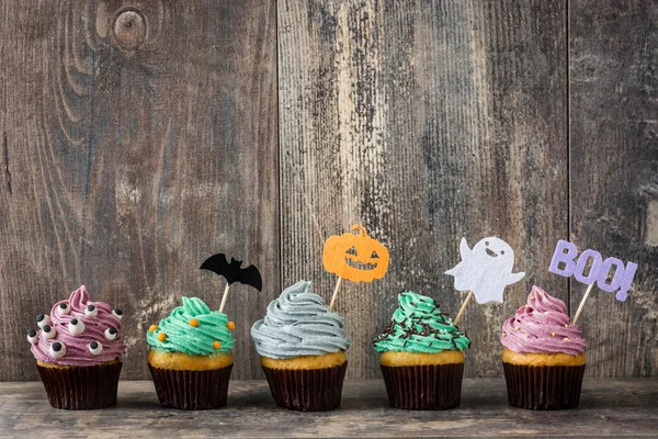 Cadılar Bayramı cupcakes rustik ahşap tablo
