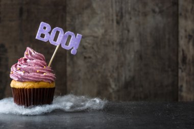 Cadılar Bayramı cupcakes rustik ahşap tablo