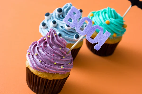 Halloween cupcakes on orange background — Stock Photo, Image