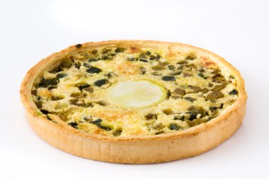 Beyaz arka plan üzerinde izole sebzeli quiche Lorraine Fransız