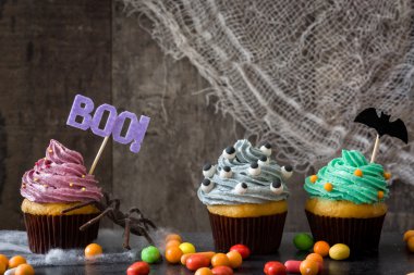 Cadılar Bayramı cupcakes rustik ahşap zemin üzerine