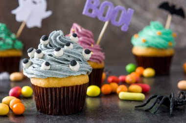 Cadılar Bayramı cupcakes rustik ahşap zemin üzerine