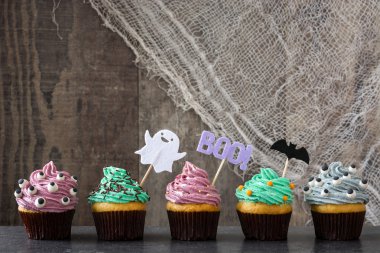 Cadılar Bayramı cupcakes rustik ahşap zemin üzerine
