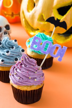 Cadılar Bayramı cupcakes turuncu zemin üzerine