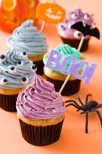 Cupcakes de Halloween no fundo laranja — Fotografia de Stock