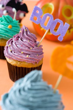 Cadılar Bayramı cupcakes turuncu zemin üzerine