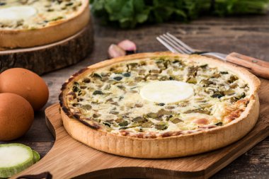 Quiche Lorraine rustik ahşap bir masa üzerinde sebze ile Fransız
