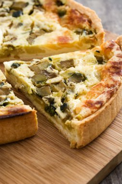 Quiche Lorraine rustik ahşap bir masa üzerinde sebze ile Fransız