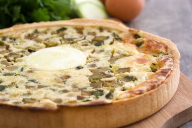 Quiche Lorraine rustik ahşap bir masa üzerinde sebze ile Fransız