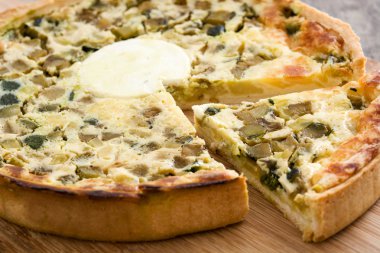 Quiche Lorraine rustik ahşap bir masa üzerinde sebze ile Fransız