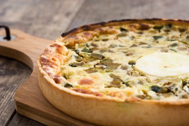 Quiche Lorraine rustik ahşap bir masa üzerinde sebze ile Fransız