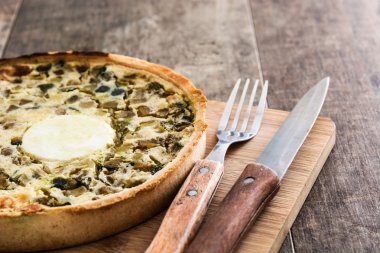 Quiche Lorraine rustik ahşap bir masa üzerinde sebze ile Fransız