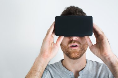 Adam sanal gerçeklik gözlüğü takıyor.