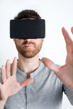 Adam sanal gerçeklik gözlüğü takıyor.
