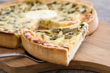 Rustik ahşap bir masa üzerinde sebze ile Fransız kiş