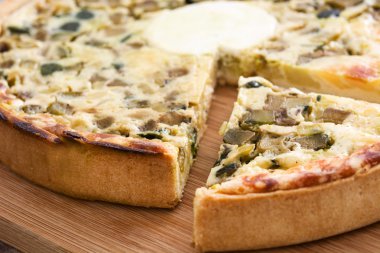 Rustik ahşap bir masa üzerinde sebze ile Fransız kiş