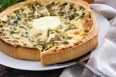 Rustik ahşap bir masa üzerinde sebze ile Fransız kiş