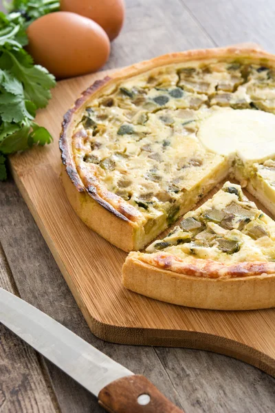 Französische Quiche mit Gemüse auf einem rustikalen Holztisch — Stockfoto