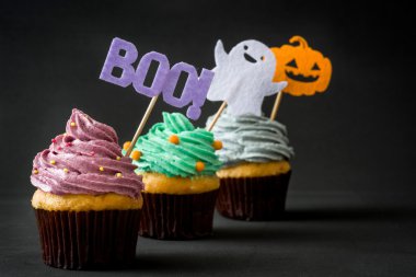 Cadılar Bayramı cupcakes siyah arka plan üzerine