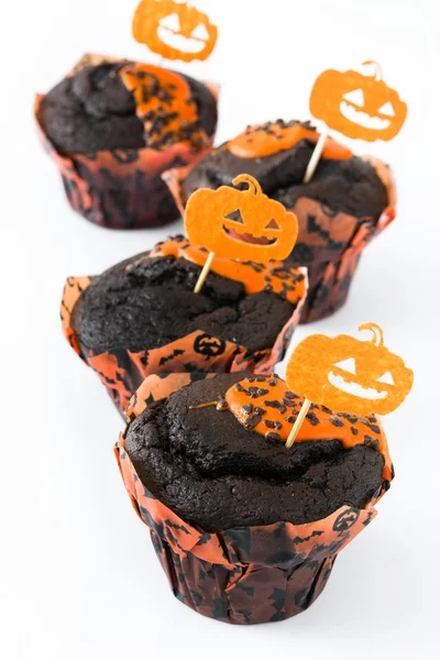 Muffins de Halloween com abóboras isoladas no fundo branco — Fotografia de Stock