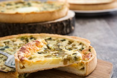 Quiche Lorraine rustik ahşap bir masa üzerinde sebze ile Fransız
