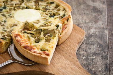 Rustik ahşap bir masa üzerinde sebze ile Fransız kiş