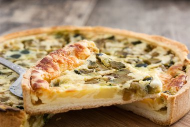 Rustik ahşap bir masa üzerinde sebze ile Fransız kiş