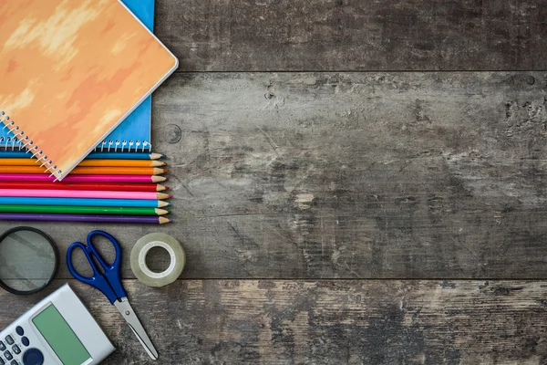 Material escolar sobre fondo de madera — Foto de Stock