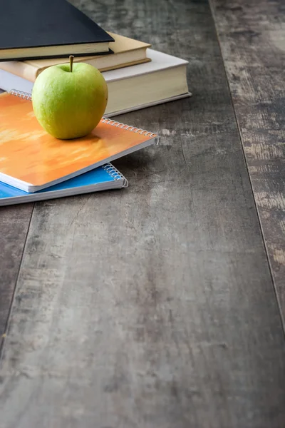 学用品や素朴な木製の背景に緑のリンゴ — ストック写真