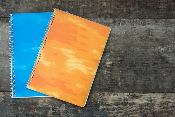 Dos cuadernos sobre fondo de madera —  Fotos de Stock